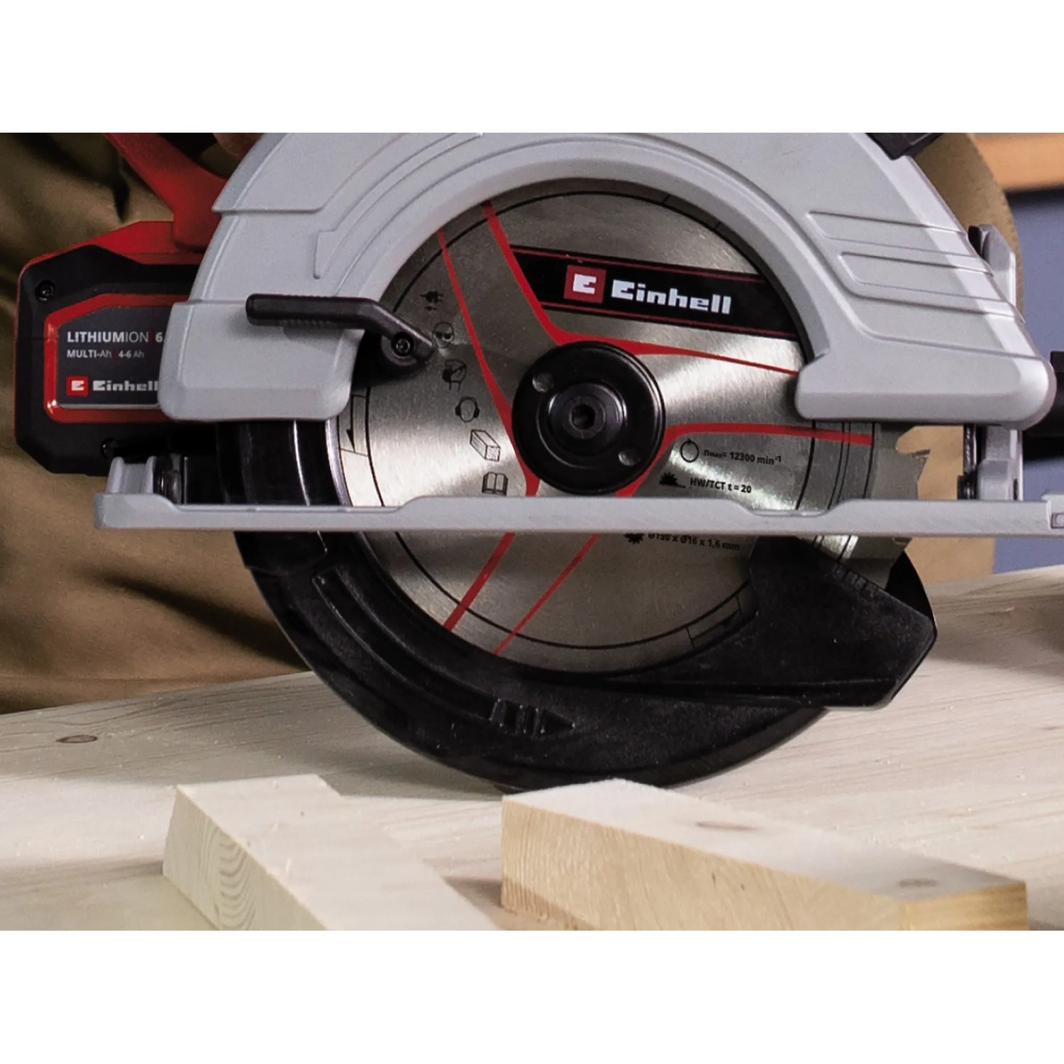 Einhell Handkreissäge mit 190 mm HM Sägeblatt Z30 beim Sägen von Holz.