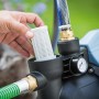 Hauswasservollautomat HWA 4100: Hand setzt Filter in Pumpe ein. Ideal für Gartenbewässerung.