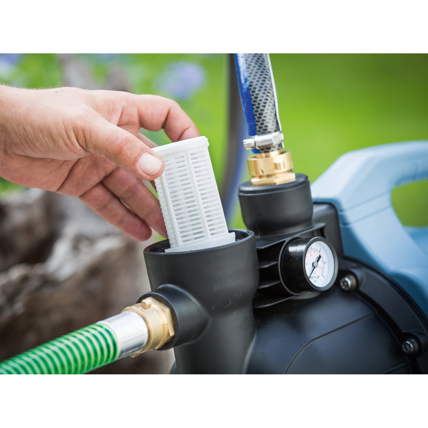 Hauswasservollautomat HWA 4100: Hand setzt Filter in Pumpe ein. Ideal für Gartenbewässerung.