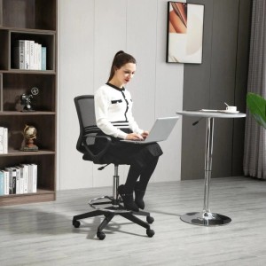 Schwarzer Arbeitsstuhl mit Fußstütze, Netzrückenlehne und Rollen. Eine Person arbeitet am Laptop.