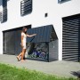 Trimetals Aufbewahrungsbox Storeguard Anthrazit mit Fahrrädern vor weißer Hauswand.