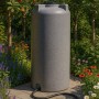Grauer, marmorierter 1000L Trinkwasser Wassertank im Garten mit Schlauchanschluss auf gepflastertem Weg.