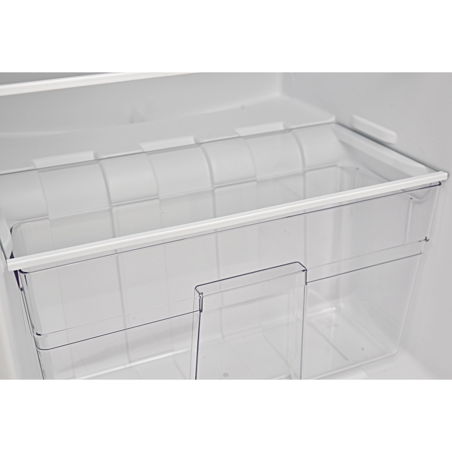 Innenansicht Telefunken Kühlschrank: Klarsicht-Gemüseschublade für optimale Lagerung.