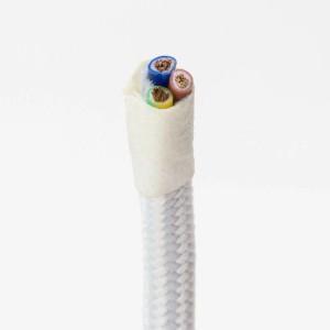 Detailaufnahme eines weißen, dünnen Orion Lightstyle Textil Lampenkabels (3-adrig) als Meterware.