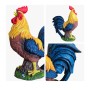 Bunte Relaxdays Gartenfigur Hahn aus Polyresin. Wetterfeste Dekofigur mit rotem Kamm, gelben und blauen Federn auf grünem Sockel.