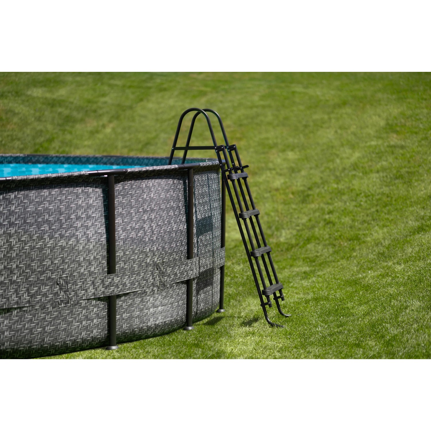 Summer Waves Rundpool in Rattangrau mit Leiter auf Rasen. Stahlrahmenpool mit Rattan Optik.