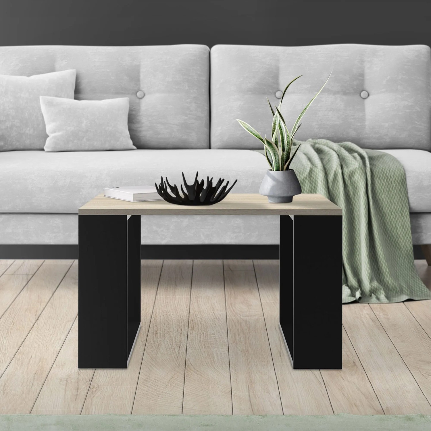 Quadratischer Couchtisch in Eicheoptik und Schwarz von ML-Design, 65x65x40 cm.