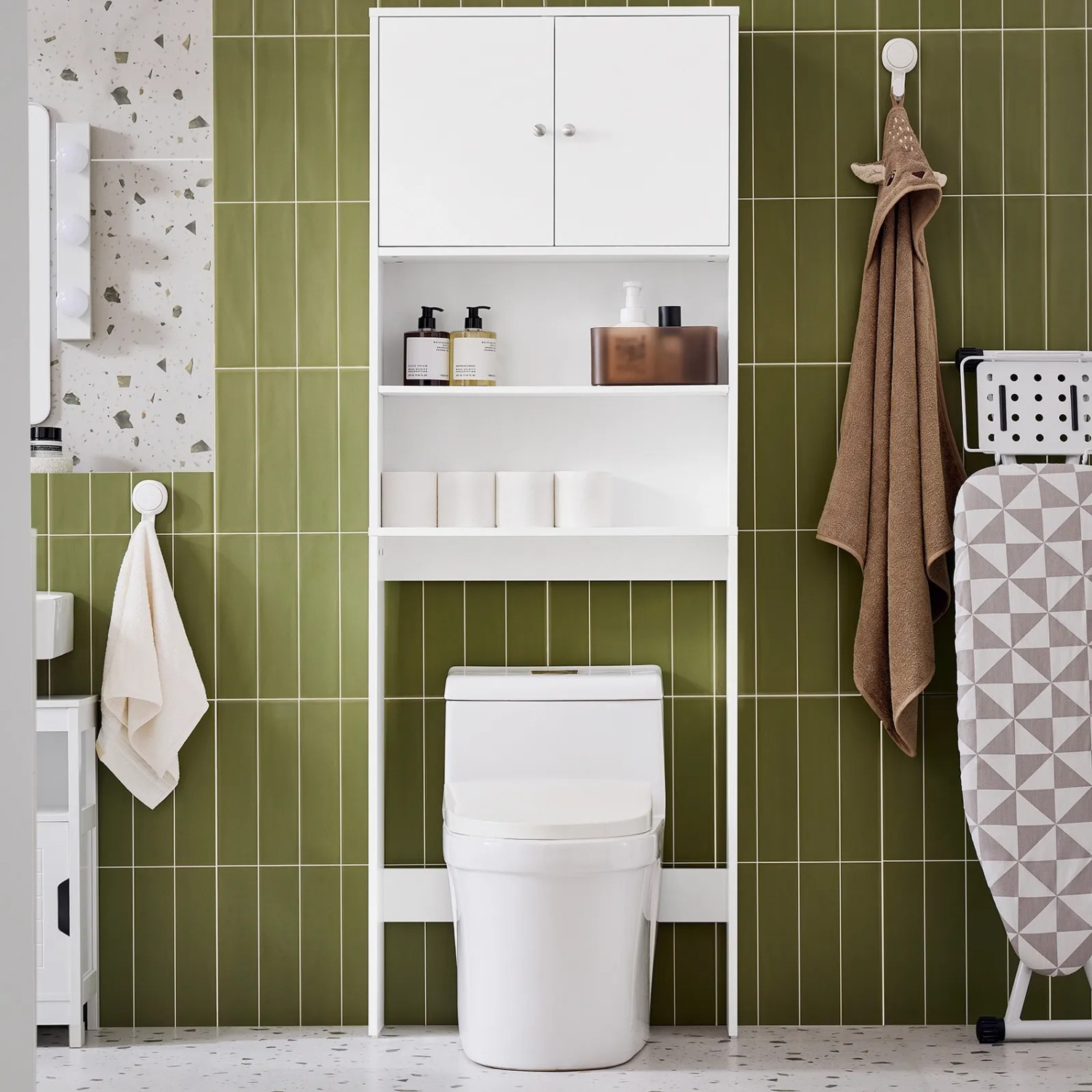 SoBuy Toilettenregal BZR165-W in Weiß mit Schrank und offenen Regalen über einer Toilette.