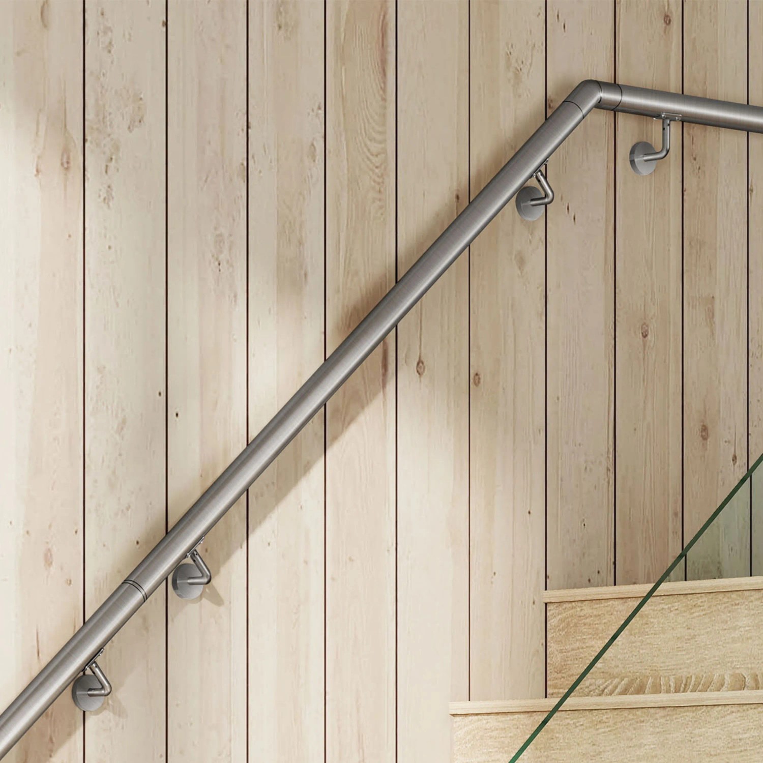 Gebürsteter Edelstahl Handlauf 150 cm mit Halterungen an Holztreppe. Komplettset für sicheren Halt.