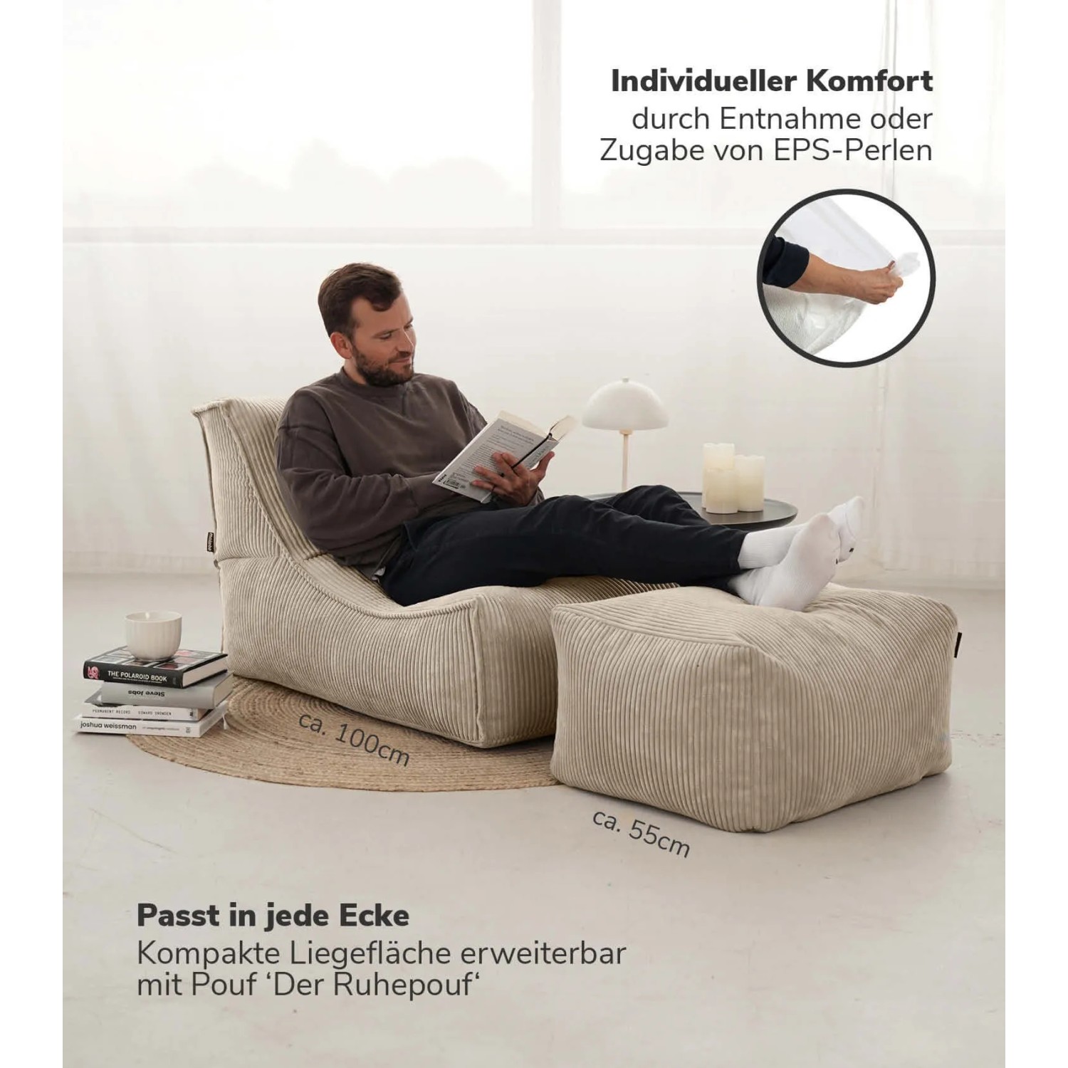 Beiger mokebo Sitzsack aus Cord mit Fußhocker, Mann liest entspannt. Relaxliege für Wohnzimmer oder Kinderzimmer.