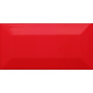 Rote, glänzende Wandfliese im Metro-Design mit Facetten, 7,5x15 cm.