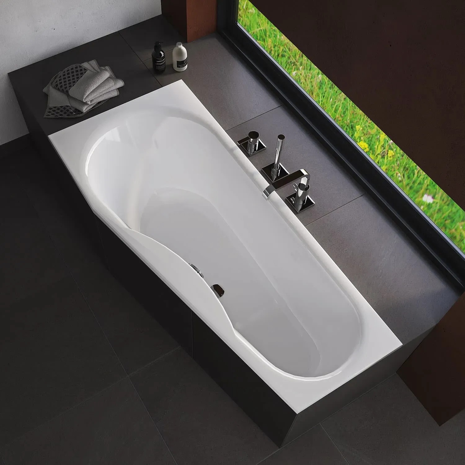 Weiße Steinkamp Raumsparbadewanne (170x75/50 cm) für rechte Ecke. Rechteck-Badewanne aus Acryl.