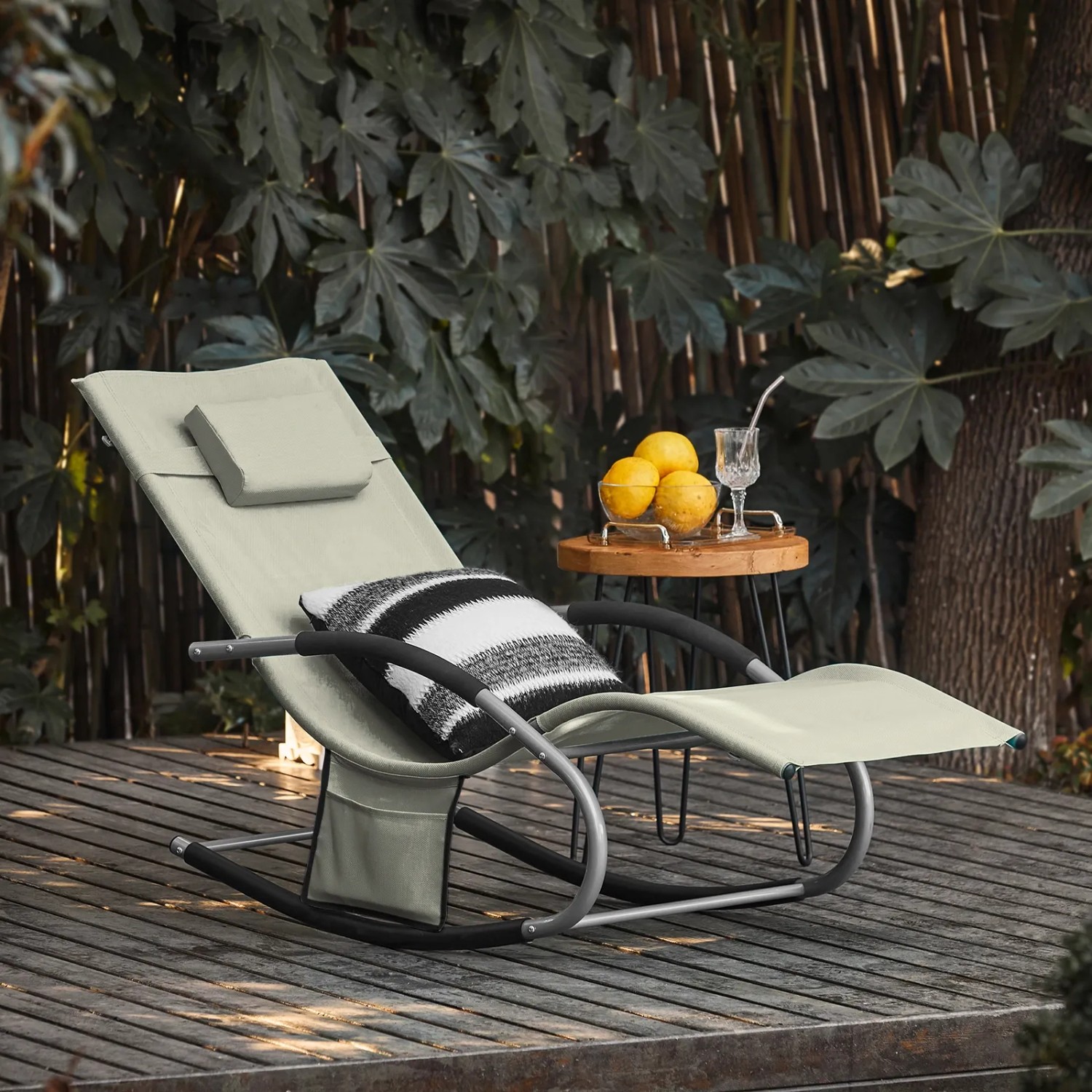 Beige SoBuy Sonnenliege OGS28-MI mit Metallrahmen, Kunstfasergewebe, Kopfkissen und Seitentasche im Garten.