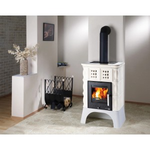 Haas+Sohn Küchenofen Keramik Elfenbein-Chrom 8 kW im Landhausstil mit Feuerraum und schwarzem Rauchrohr.