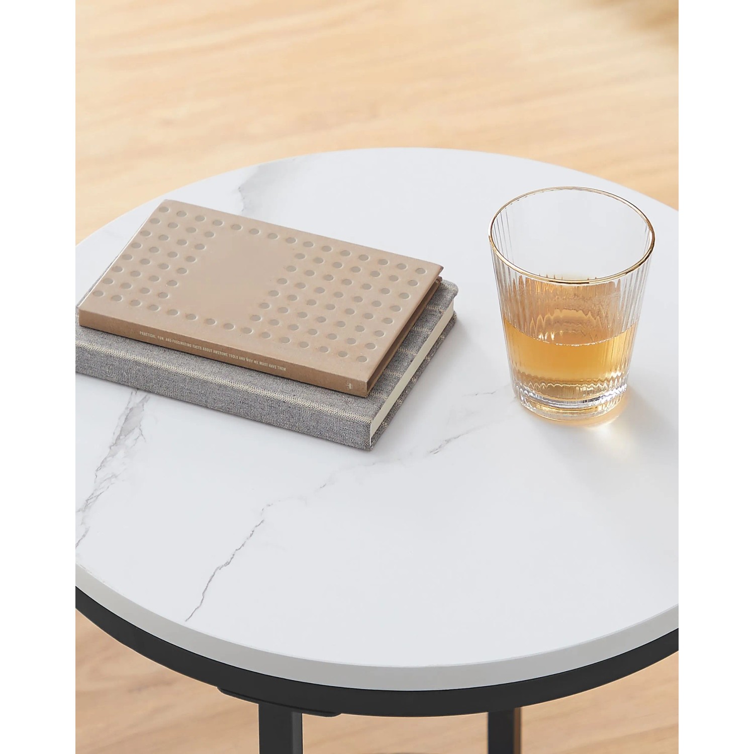 Songmics Nachttisch Baris, runder Couchtisch mit Marmoroptik, Glas und Deko.