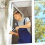 Handwerker bei der Anwendung einer bestTools Kartuschenpresse/Silikonpistole zum Abdichten eines Fensters.