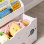 Weißes Songmics Spielzeugregal mit 3 Fächern und Weltraum-Motiven, gefüllt mit Spielzeug und Büchern.