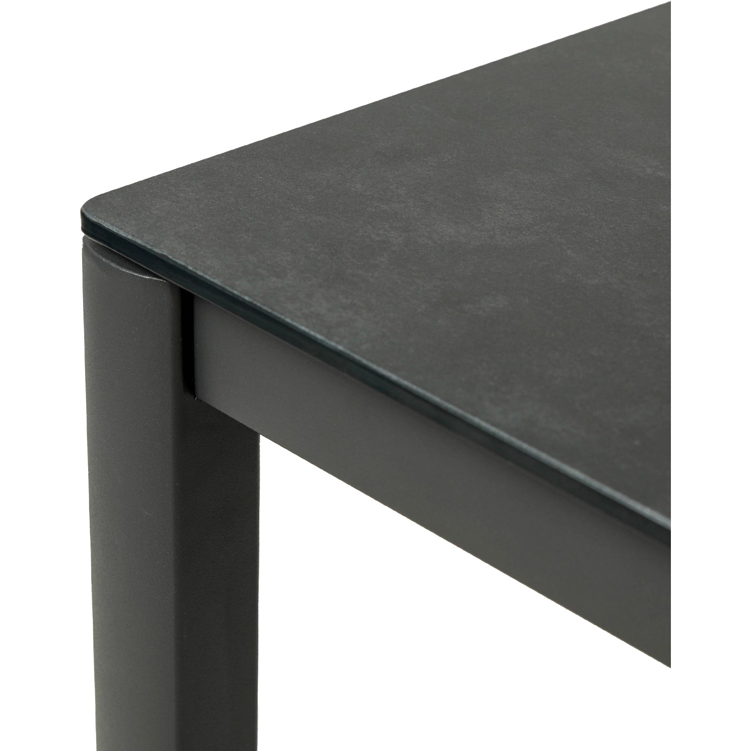 Detailansicht: Anthrazitfarbener Tisch des Greemotion Gartenmöbel-Sets Calgary mit Glas-Keramik-Tischplatte.