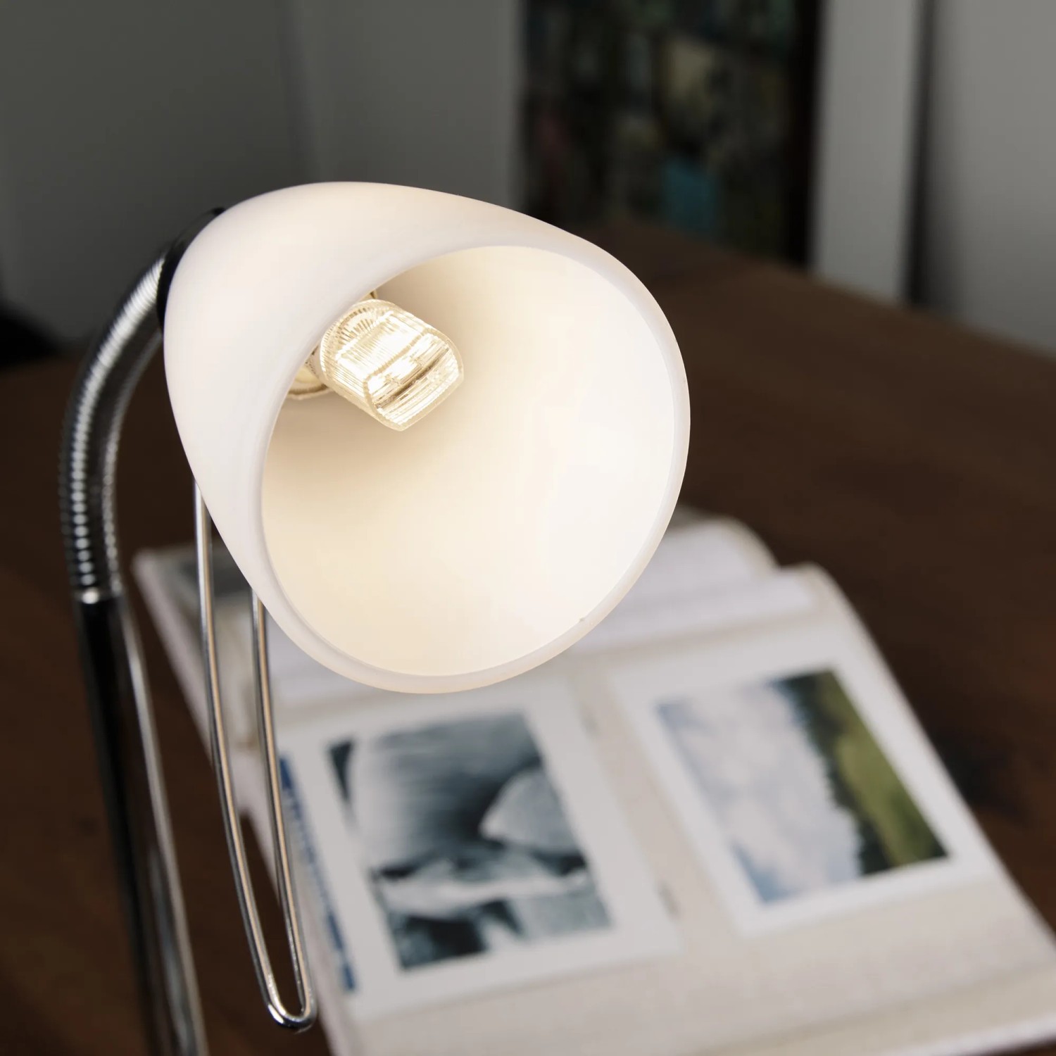 Osram G4 LED Leuchtmittel, 2,6W, warmweißes Licht in Lampe. Kompakte Bauform.