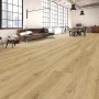 Heller Click-Vinylboden Eiche Loft im Wohnraum mit Möbeln und großen Fenstern.