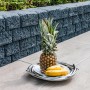 Diephaus Mauerstein Munin Basalt, graue Mauer mit Ananas und Bananen auf einem Tablett.