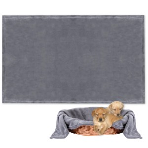 Bestlivings Hundedecke Mikrofaser, dunkelgrau, 90x140cm. Welpen liegen in einem Korb mit der Decke.