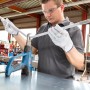 Bosch Professional Heißluftgebläse GHG 23-66 im Einsatz beim Erhitzen eines Rohrs.
