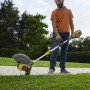 Stiga Akku-Rasentrimmer GT 500e Solo im Einsatz: kabelloser Trimmer mit Teleskopschaft für Gartenarbeit.