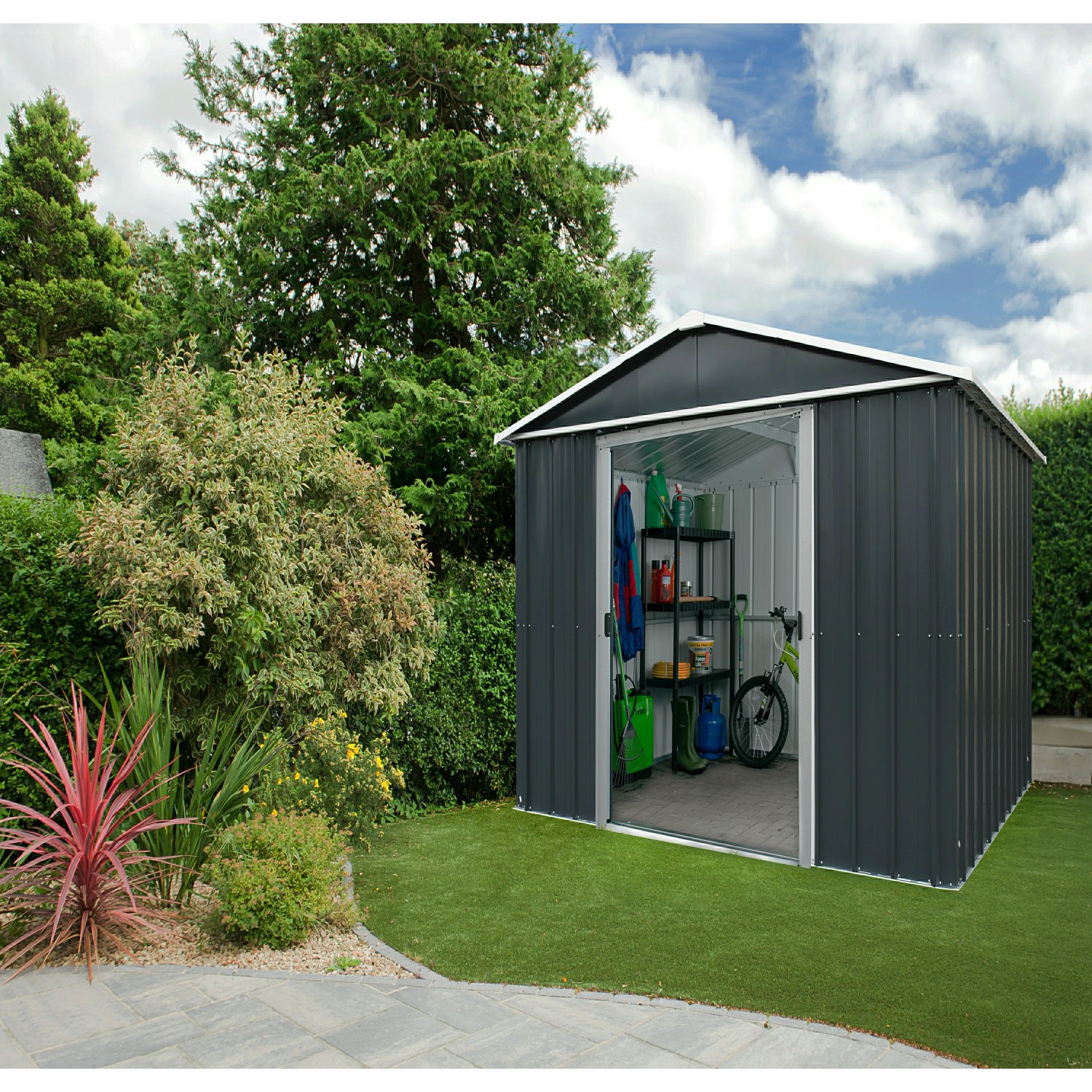 Yardmaster Gerätehaus Heidelberg 67AEYZ+ anthrazit, 186x207cm, mit geöffneten Schiebetüren im Garten.