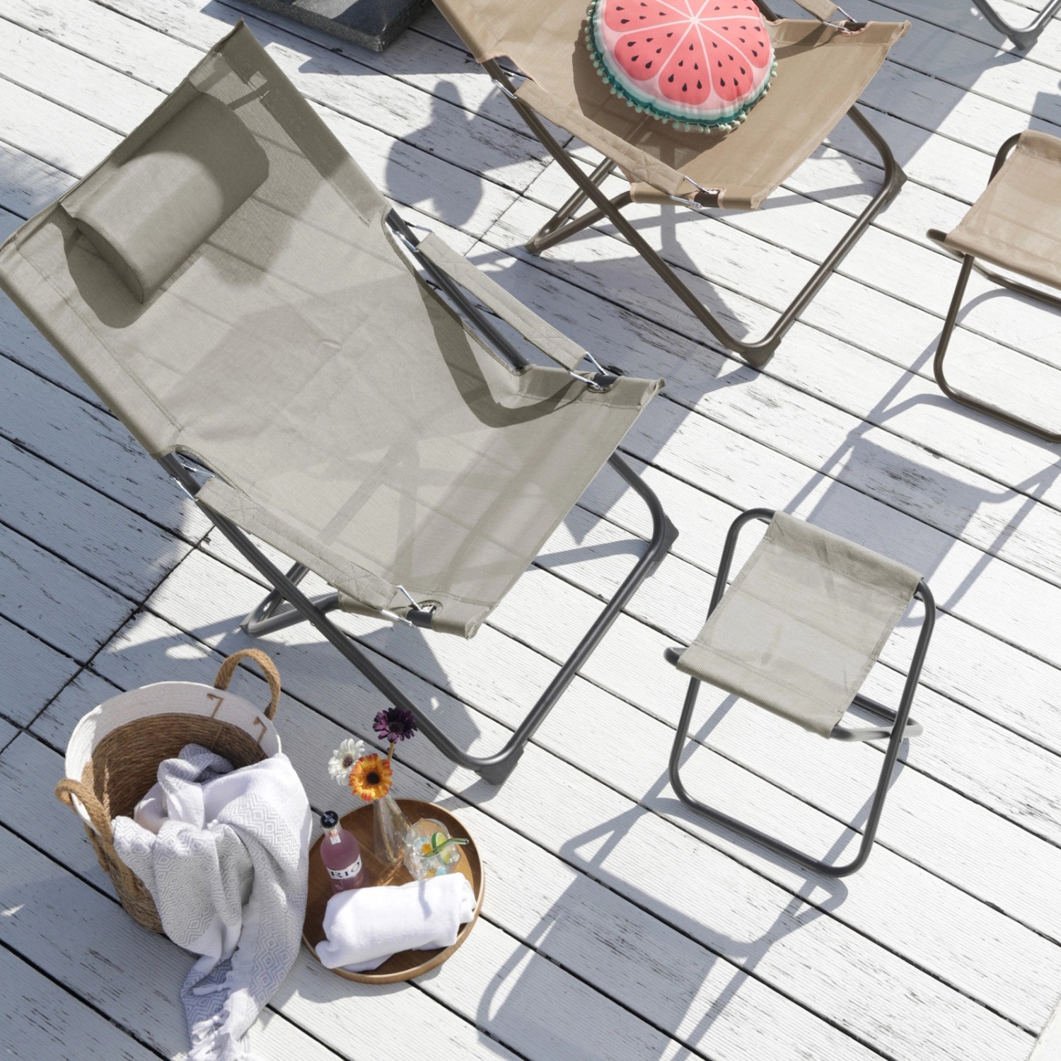 Svita Tomra Liegestuhl mit Hocker, klappbar, hellgrau. Gartenmöbel für entspannte Stunden im Freien.