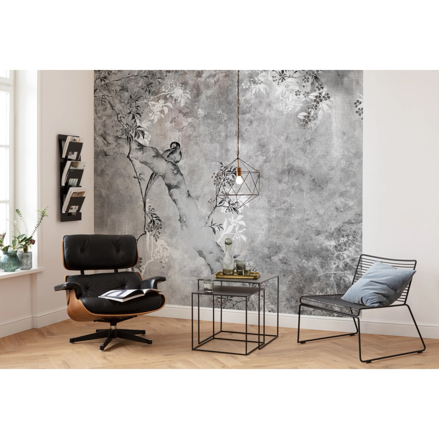 Komar Vlies Fototapete Dynasty, 300x280cm, mit Baum und Vogel in Grau- und Weißtönen.