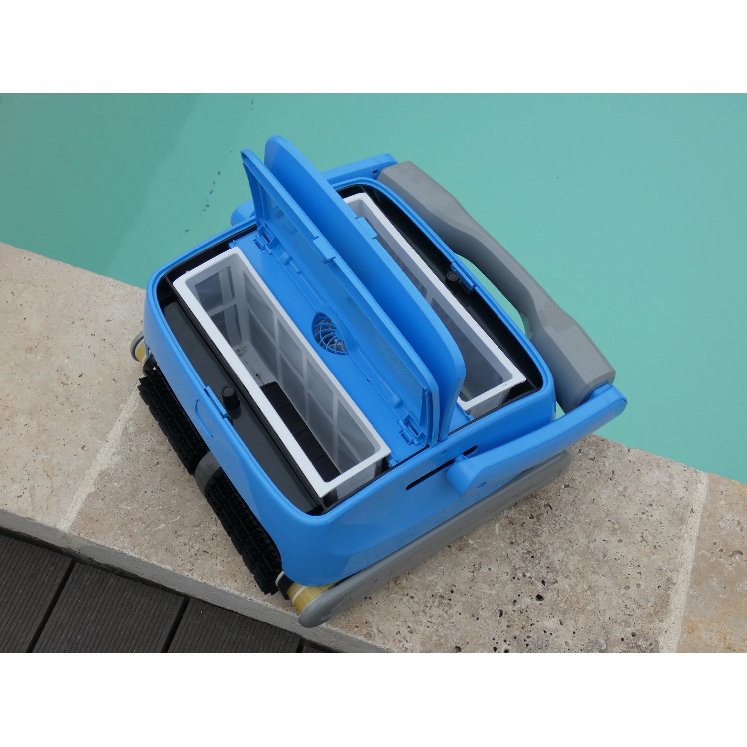 Blauer Akku-Poolroboter Orca 300 CL mit geöffneten Filterkörben am Poolrand.