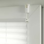 Detailaufnahme: Weißes Gardinia Plissee Bella Blätter am Fenster mit Klemmträger.
