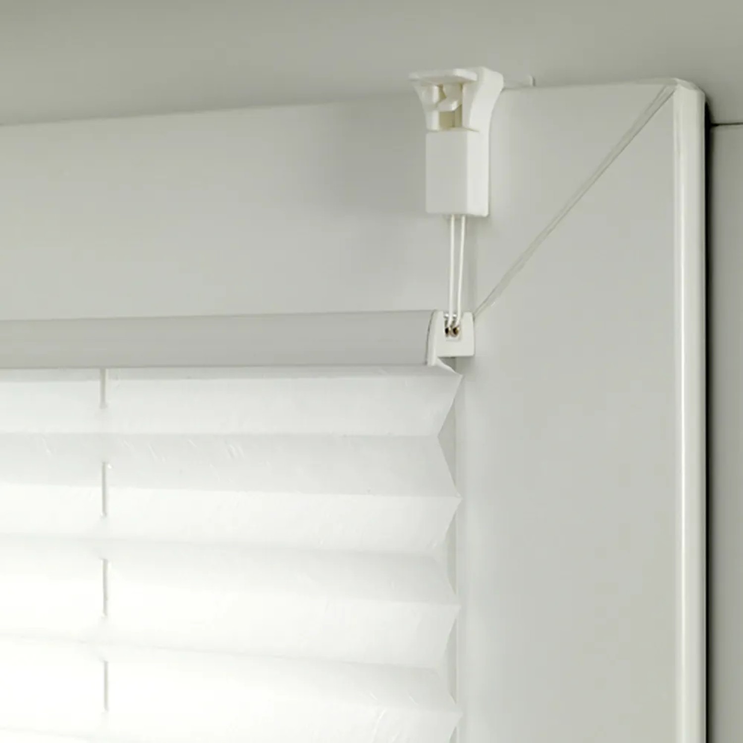 Detailaufnahme: Weißes Gardinia Plissee Bella Blätter am Fenster mit Klemmträger.