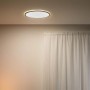 Schwarze WiZ LED Deckenleuchte SuperSlim, tunable white, 2450 lm, Ø 43 cm an Zimmerdecke.