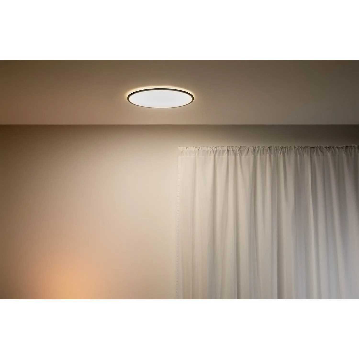 Schwarze WiZ LED Deckenleuchte SuperSlim, tunable white, 2450 lm, Ø 43 cm an Zimmerdecke.