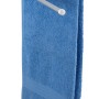Wenko Handtuchhalter Basic, Edelstahl glänzend, mit blauem Handtuch.