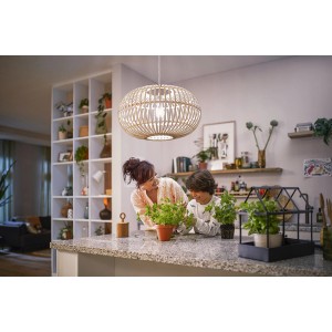 Philips LED E27 Lampe, 4W, klare Glühlampenform, neutralweißes Licht in Wohnraum mit Mutter und Kind.