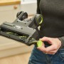 Detailaufnahme der motorisierten Bürste des Ryobi Akku-Staubsaugers RSVS18-0 One+.