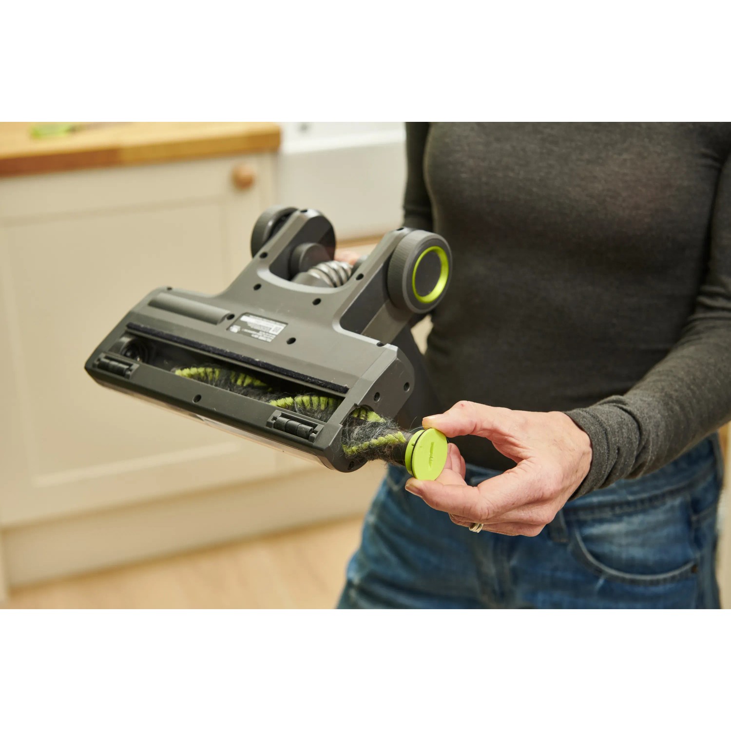 Detailaufnahme der motorisierten Bürste des Ryobi Akku-Staubsaugers RSVS18-0 One+.