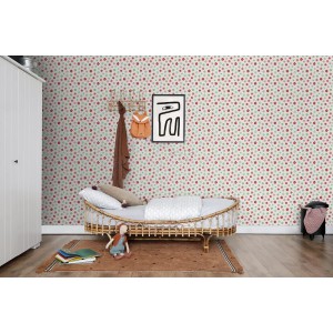 Kinderzimmer mit ESTAhome Vliestapete mit Blumenmuster in Hellblau, Grün und Rot.