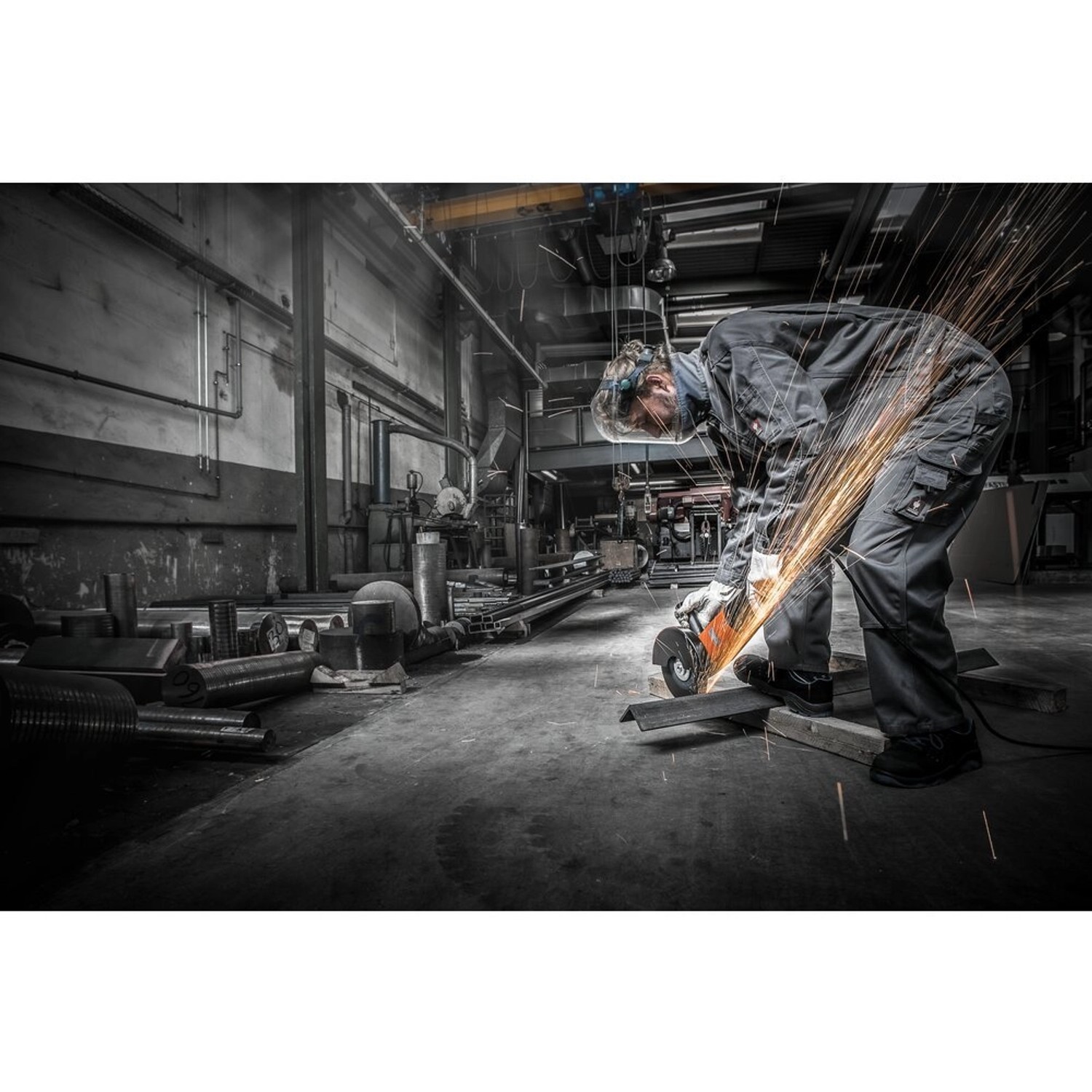 Anwender beim Trennen von Stahl mit einer Pferd Trennscheibe PSF EHT Steelox 230 mm auf einem Winkelschleifer.