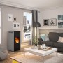 Justus Pelletofen Sirkos 2.0, 6 kW, Stahl Taupe, in modernem Wohnzimmer mit Sofa und Fenster.