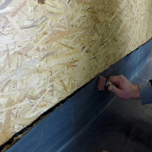 Anwendung von Dachprotect EPDM Anschlusskleber zur Bauabdichtung mit Rolle.