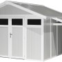 Hellgrau-weißes Kunststoff-Schleppdach als Zubehör für ein Gartenhaus.
