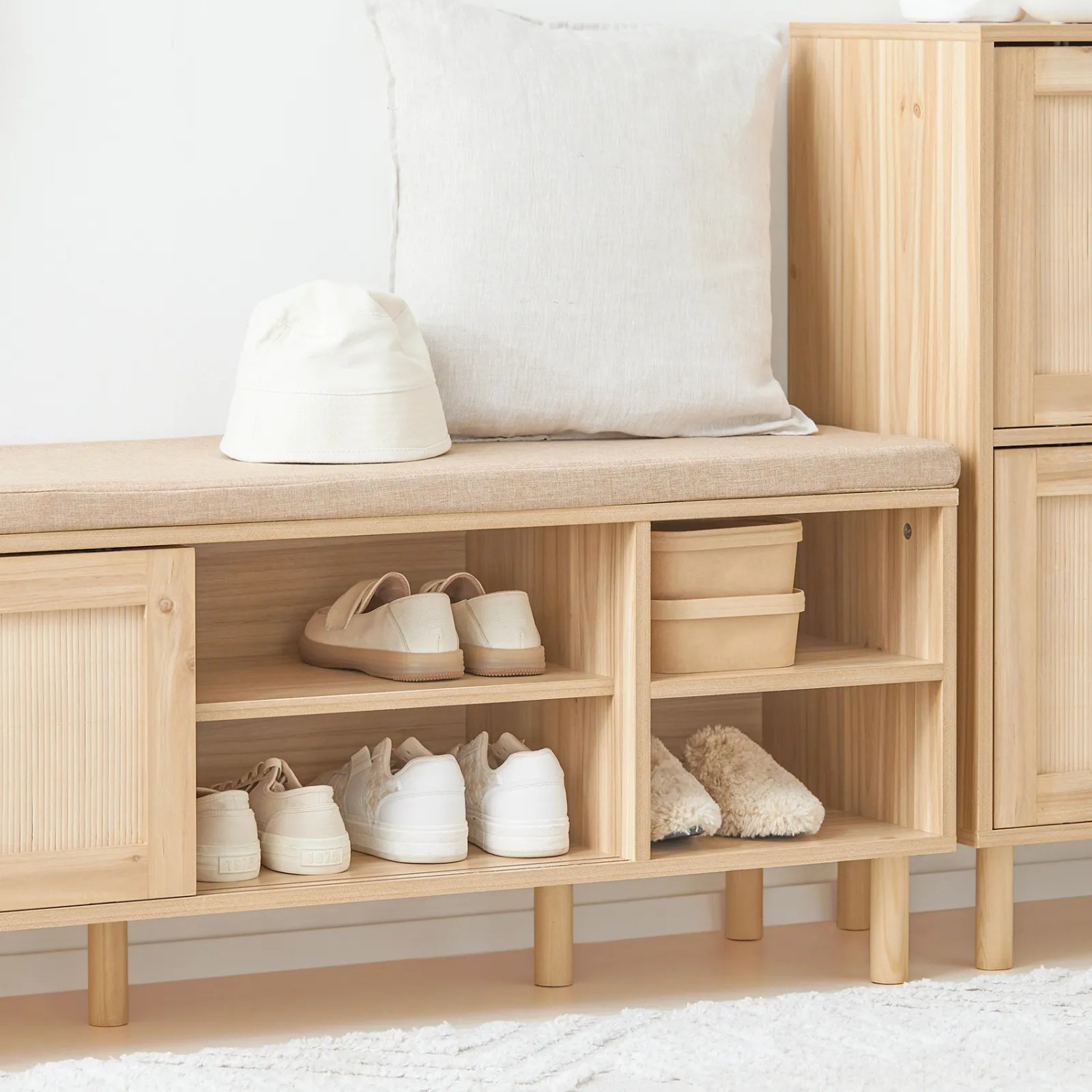 SoBuy Schuhbank FSR163-N mit Stauraum, Schuhregal aus Holz, naturfarben mit Schuhen und Kissen.
