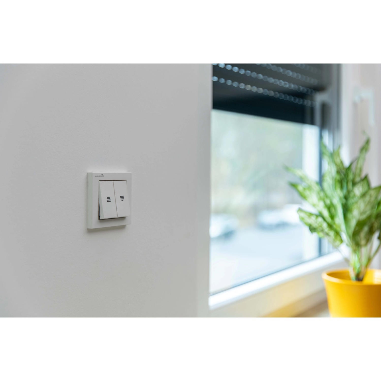 Weißer Schellenberg Rollladenschalter mit Rastfunktion zur Unterputzmontage.