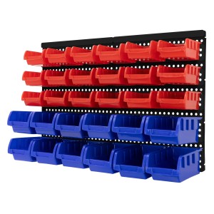 ECD Germany Wandregal mit blauen und roten Stapelboxen an schwarzer Lochwand.