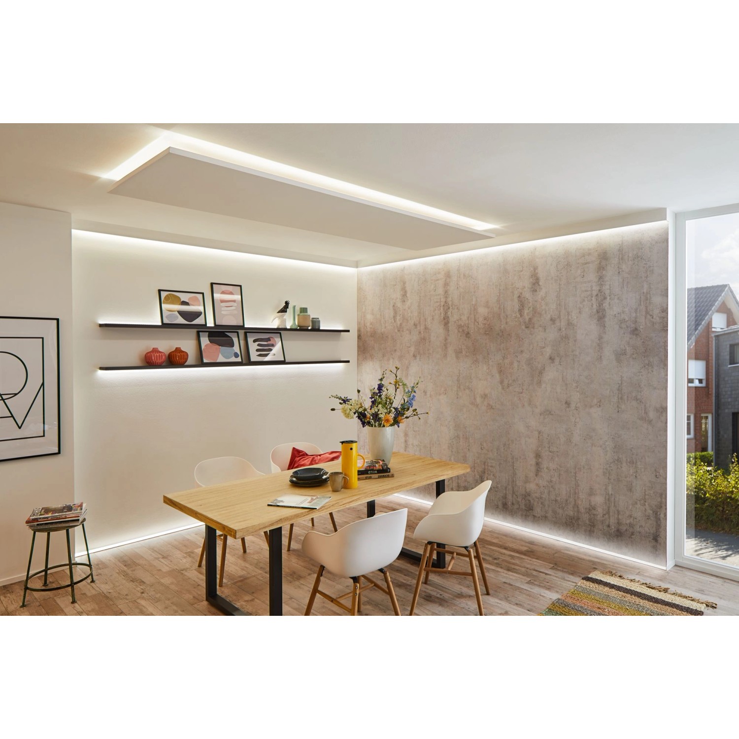 Wohnraum mit Paulmann MaxLED 250 RGBW LED-Streifen als indirekte Beleuchtung an Decke und Wand.