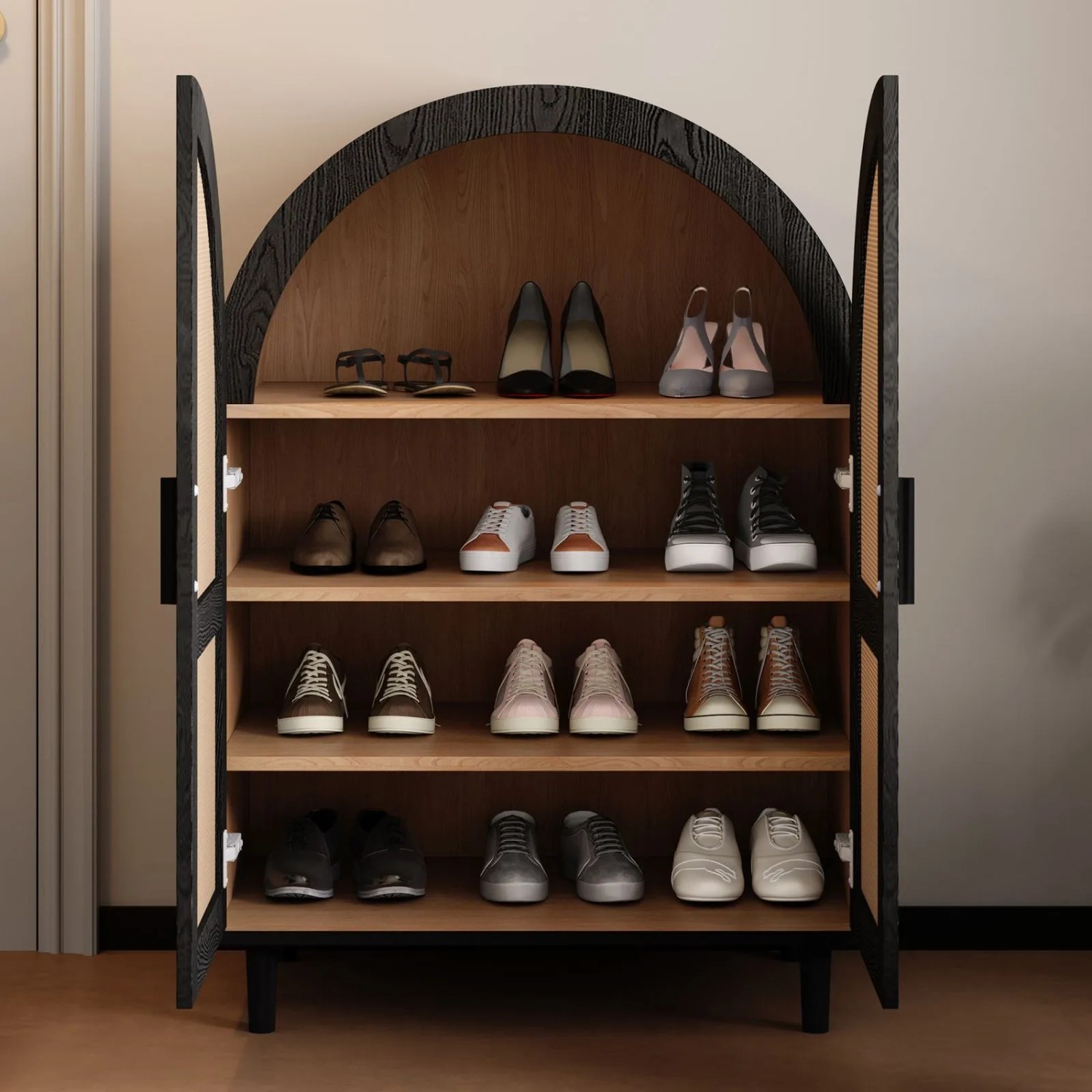 Schwarzer Schuhschrank Sideboard mit offenen Rattantüren, Holz-Interieur und Schuhen auf Fächern. Für Flur, Wohnzimmer.